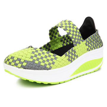 Main plate-forme des femmes tricotés sport occasionnels serrent chaussures