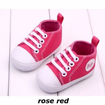 bébé arbore premières chaussures de marcheurs chaussures de toile de fond gazeuses